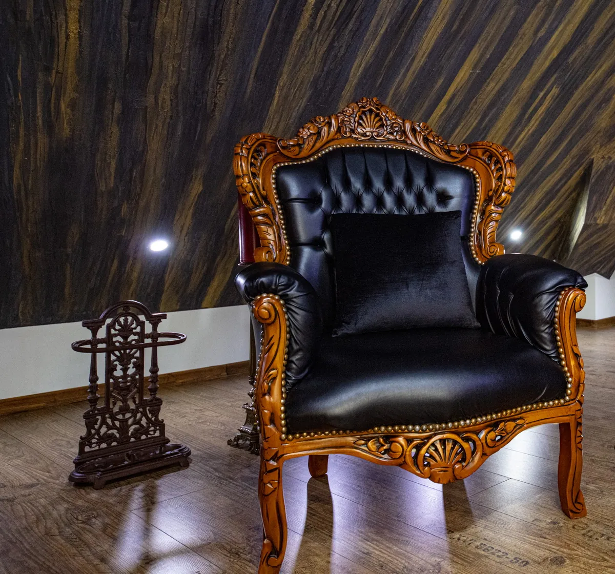 Tron din piele neagră cu ramă sculptată